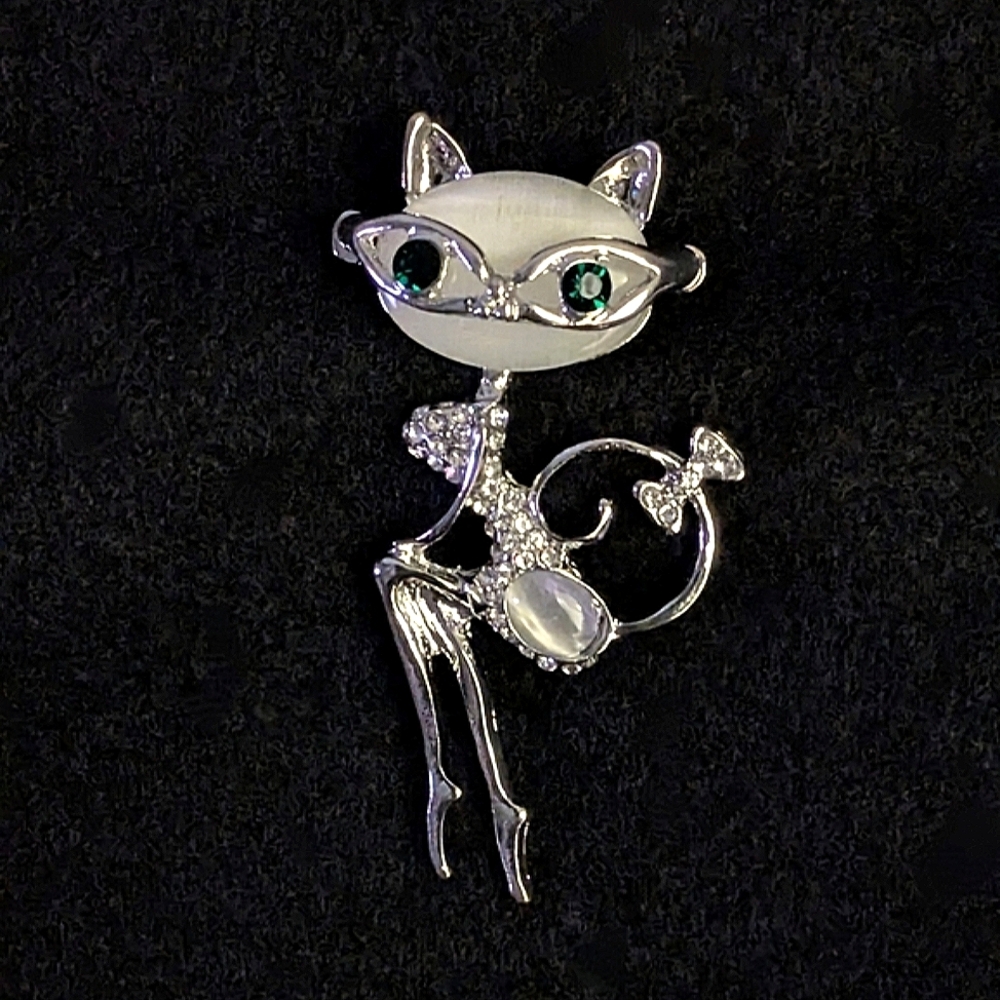 "SITTIN' PRETTY KITTY" BROOCH WITH CRYSTAL ACCENTS.
